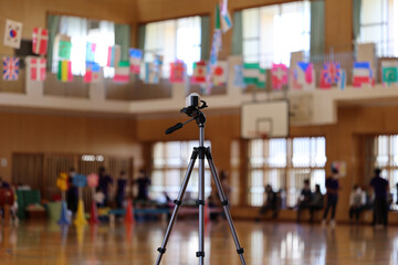 学校行事の撮影用に立てた三脚とビデオカメラ