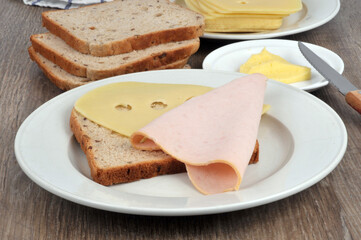 Préparation d'un croque-monsieur avec ses ingrédients