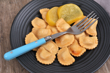 Assiette de raviolis au citron avec une fourchette  vue de dessus en gros plan