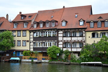 Fototapeta na wymiar Historische Bauwerke am Fluss Pegnitz in der Altstadt von Bamberg, Franken, Bayern