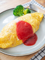 ケチャップをかけたオムライス
