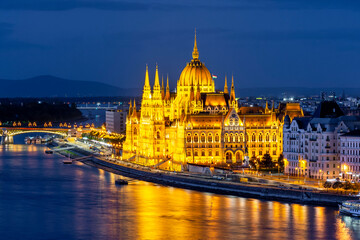 Fototapeta na wymiar Hungarian parliament building at night, Budapest, Hungary