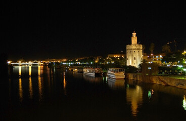 Fototapeta na wymiar Paisajes nocturnos de Sevilla.España