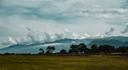 Paisaje monta&ntilde;oso en el que vemos cumbres y nubes