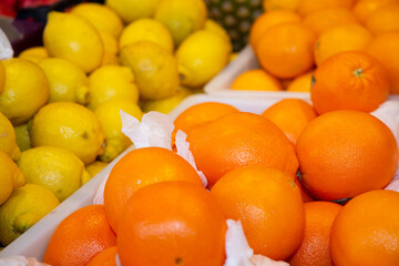 Orangen und Zitronen am Obst- und Gem&uuml;sestand auf dem Wochenmarkt