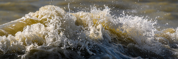 Vagues, écume et éclaboussures