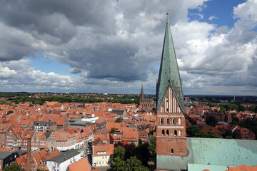 Fototapeta premium Nikolaikirche und Johannsikirche in Lüneburg