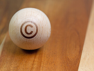 Copyright-Zeichen auf einer Holzkugel