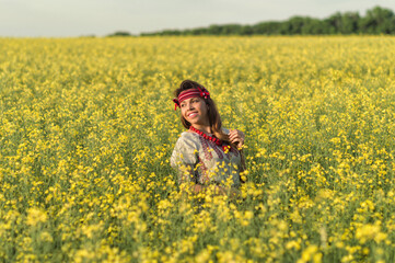Fototapeta premium girl in spring blossoming field