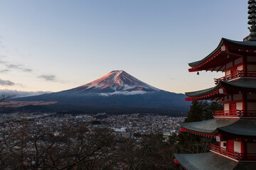 Fototapeta premium Fuji mountain with cityscape in the morning