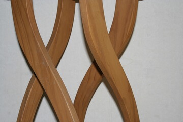 Patas de mesa para esquinero de madera de algarrobo antiguas, con un diseño original en curvas opuestas, forman una bella ilustraciòn gràfica con fondo claro