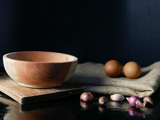 Obraz na płótnie Canvas wooden bowl and splattered onions