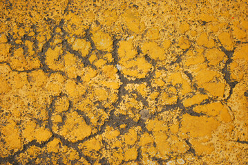 Rissige Farbe gelb