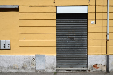 Hauswand mit geschlossenem Eingang