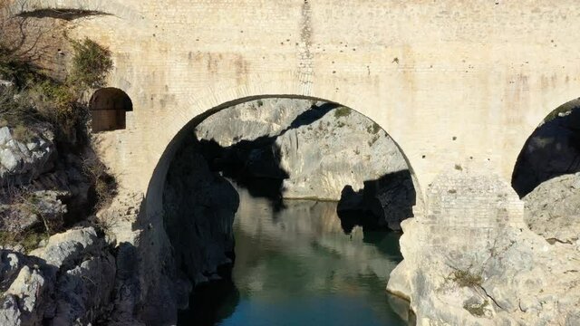 survol du pont du diable pr&egrave;s de saint Guilhem le d&eacute;sert en Occitanie dans le sud de la France