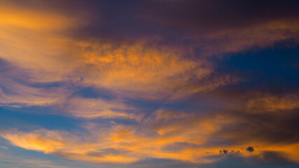Ciel orangé en fin de soirée, sous des nuages de type Cirrus