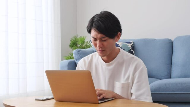 男性　パソコン　困る　リビング