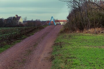 Ein Weg mit Blick auf die blaue Brücke
