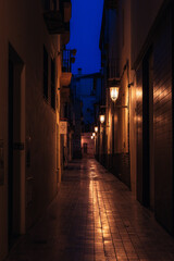 Fototapeta na wymiar Calle estrecha de noche en la ciudad
