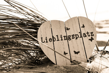 Lieblingsplatz am Strand in sepia