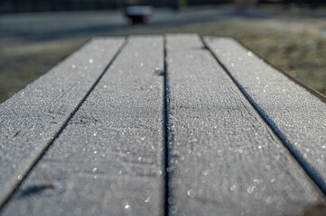 霜のついたベンチ