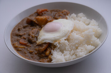 目玉焼きカレーライス