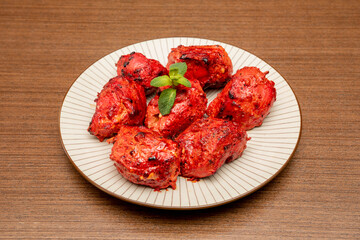 The origin of this dish and its popularity dates back to colonial times and extends to India, Pakistan and Bangladesh. The combination of spices and the use of tomato sauce, coconut milk or yogurt