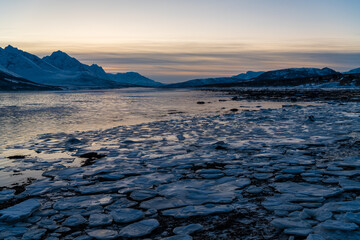 Eisschollen auf dem Fjord Sørlenangen am Ullsfjord im Norden Norwegens