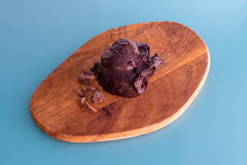Chocolate-flavored chocolate ice cream, which can be natural or artificial, dates back to before 1693, the year in which the first recipe for this ice cream was published in Italy.