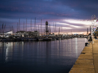 Puerto Barcelona en el atardecer