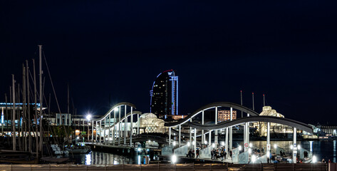 port vell Barcelona iluminado de noche