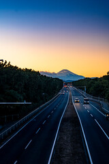 神奈川県茅ケ崎市の夕暮れ時の国道134号線と富士山のシルエット