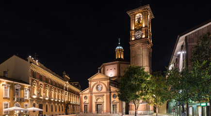 Fototapeta premium Historic center of an Italian city at night. Legnano, Piazza San Magno (square Saint Magno) with the Basilica of San Magno (XVI century), Lombardy region
