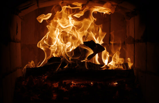 horno de leña con fuego