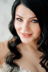 Naklejka premium close-up. beautiful brunette bride in white dress. hair and makeup for bride.