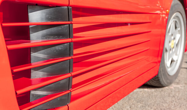 A&eacute;rateur de voiture de marque Ferrari Testarossa.