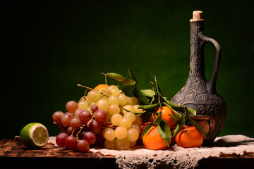 Obraz z winem w tle. Martwa natura a w niej świeże owoce takie jak winogron czerwona, biała, mandarynki klementynki oraz limonka. idealna kompozycja jako tło na pulpit czy też jako obraz na ścianę