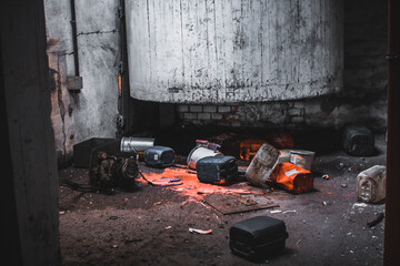 Farbeimer in verlassener Fabrik