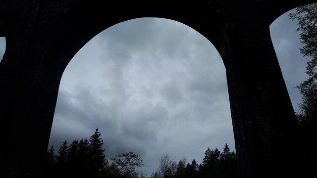 Eisenbahn-Viadukt Hoxel bei Morbach im Hunsr&uuml;ck kurz vor einem Gewitter.