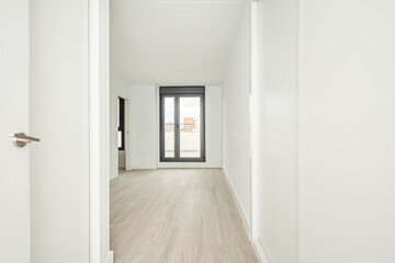 Obraz premium Entrance door to empty room with freshly painted walls with wardrobe with small sliding doors