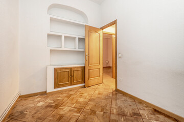 Room with plaster shelf and oak parquet floors