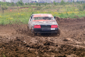 Obraz na płótnie Canvas rally car rides on mud