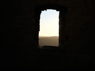 Blick durch Fensterloch der Burgruine Homburg auf den Horizont