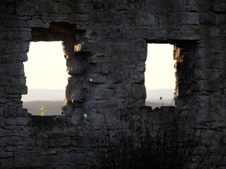 Blick durch Fensterlöcher der Burgruine Homburg auf den Horizont