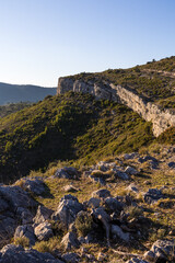 Vue sur le Puech des Mourgues à Saint-Bauzille-de-Montmel (Occitanie, France)