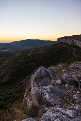 Vue sur le Puech des Mourgues à Saint-Bauzille-de-Montmel au coucher du soleil (Occitanie, France)