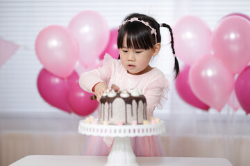 Obraz na płótnie Canvas young girl celebrating her 4 years birthday at home