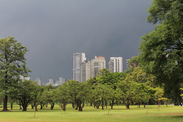 Céu cinza entre os prédios.