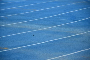 Poster Curved running track on a blue field © Siripat