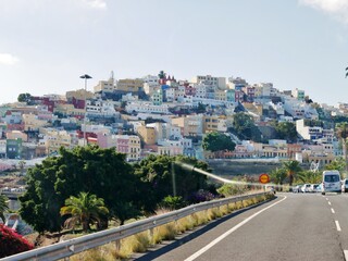 Dorf auf Gran Canaria mit Häusern am Hang